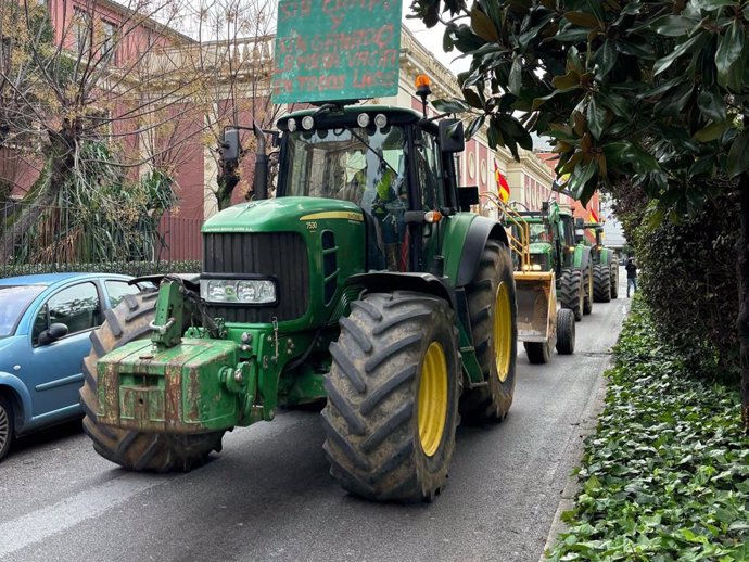 Tractores junto a la Delegación del Gobierno en Extremadura.