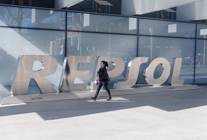 Archivo - Una mujer camina frente a las letras Repsol en su sede, a 27 de marzo de 2023, en Madrid (España). La Comisión Europea (CE) ha anunciado que Repsol recibirá una ayuda de más de 14 millones de euros para instalar ocho hidrogeneras en distintos pu