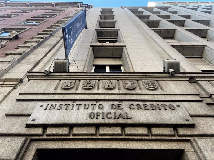 Archivo - Una de las puertas de acceso de la sede del ICO (Instituto del Crédito Oficial), en el Paseo del Prado de Madrid (España).