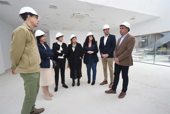 El presidente de la Diputación de Granada, Francis Rodríguez, visita las obras de rehabilitación energética del Edificio 'Autónomos' de los Centros Sociales que tiene la institución provincial.