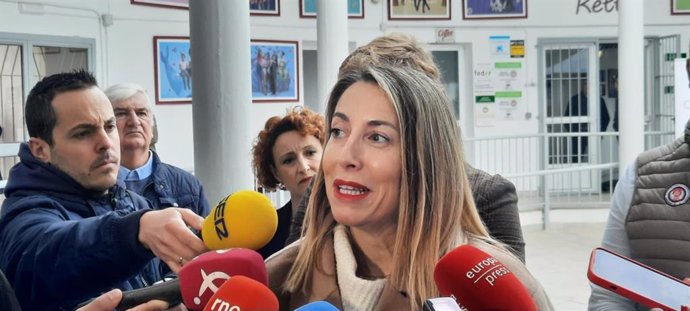 La presidenta de la Junta de Extremadura, María Guardiola, atiende a los medios en Badajoz