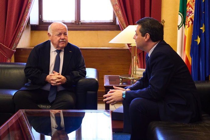 El presidente del Parlamento de Andalucía, Jesús Aguirre, y el presidente de la FAMP y alcalde de Córdoba, José María Bellido, durante el encuentro que tuvieron el jueves.