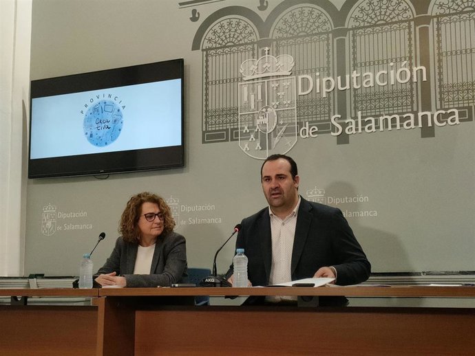 La vicerrectora de Ciencias de la Salud y Asuntos Sociales de la USAL, Ana Martín, y el diputado de Cultura, David Mingo, en La Salina