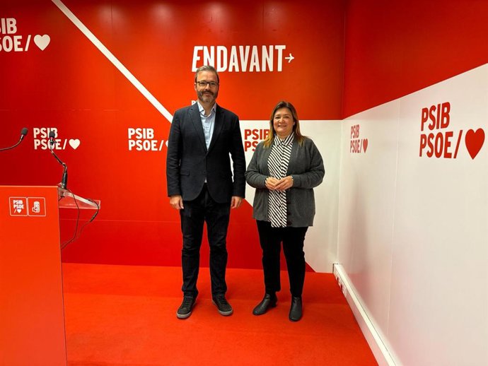 El senador por Baleares, José Hila, y la diputada y secretaria de Política Autonómica del PSIB-PSOE, Mercedes Garrido.