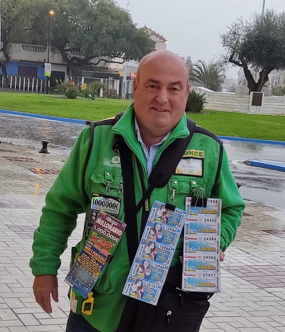 Cayetano López vende diez cupones premiados de la ONCE en Vélez-Málaga
