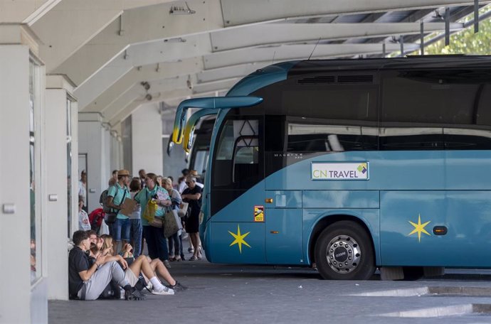 Archivo - Varias personas se preparan para emprender su viaje en la estación Sur de Méndez Álvaro