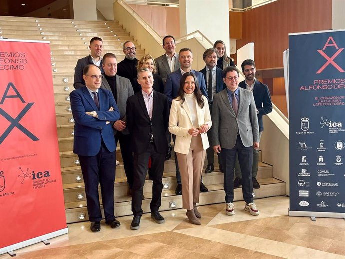 Presentación de los Premios Alfonso X de la Cultura, con la consejera Carmen Conesa, el director de los galardones, José Manuel Jiménez, y representantes de las instituciones y empresas que patrocinan.