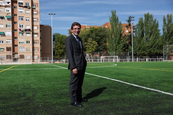 Archivo - El alcalde de Madrid, José Luis Martínez-Almeida, posa durante una visita al nuevo campo de fútbol 'Soledad Cazorla', en el Campo de Fútbol Sociedad Cazorla, a 3 de octubre de 2023, en Madrid (España). Durante el encuentro, el alcalde de Madrid 