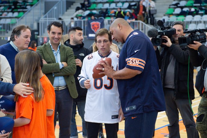 El concejal de Chamberí, Jaime González Taboada, el alcalde de Madrid, José Luis Martínez-Almeida, y el exjugador de los Chicago Bears, Roberto Garza, durante el entrenamiento ‘Mini Monsters’, en GO fit Vallehermoso, a 9 de febrero de 2024