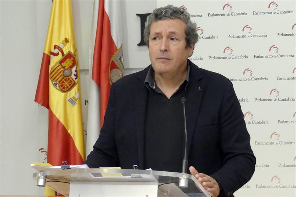 Archivo - El diputado del PP en el Parlamento de Cantabria y senador de designación autonómica Íñigo Fernández