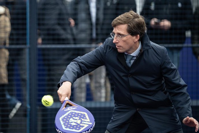 El alcalde de Madrid, José Luis Martínez-Almeida, juega al pádel en una pista instalada en la plaza de Colón, a 16 de enero de 2024, en Madrid (España). La pista de pádel se ha colocado con el propósito de promocionar la Hexagon Cup, un torneo que se ce