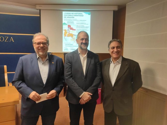 El presidente de la Fundación Gaspar Torrente, Bizén Fuster, el diputado delegado de Archivos y Bibliotecas, José Manuel Latorre, y el escritor y catedrático de Historia Medieval, José Luis Corral.