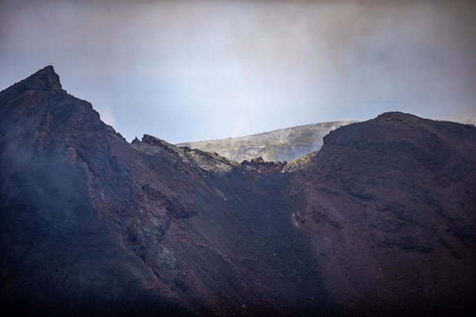 Archivo - Vistas del volcán Tajogaite desde el camino habilitado para los turistas que sale desde el Llano del Jable