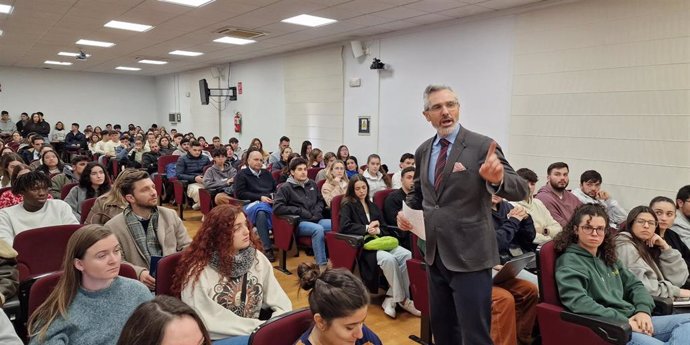 Pablo Blesa, vicerrector de Relaciones Internacionales y Comunicación de la UCAM, se dirige a los estudiantes UCAM que realizarán una movilidad internacional en el próximo curso