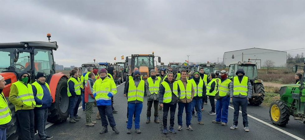 Las protestas de los agricultores riojanos se están trasladando este vierne a La Rioja Baja, con imágenes como ésta de Calahorra