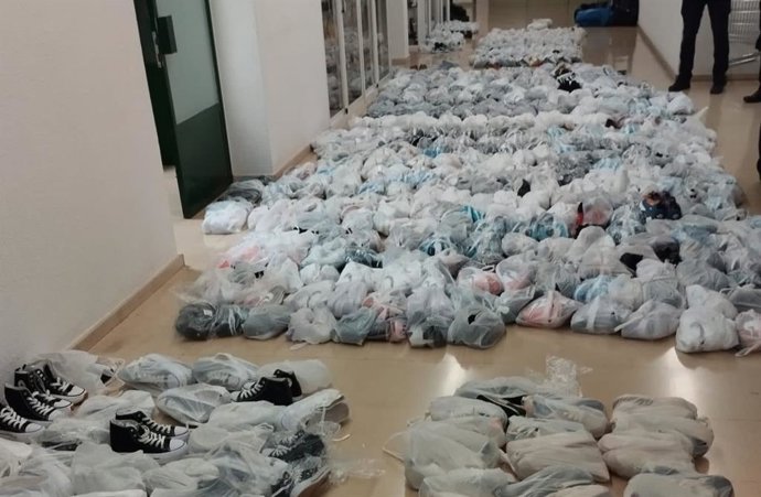 Pares de zapatillas incautadas, en imagen de archivo