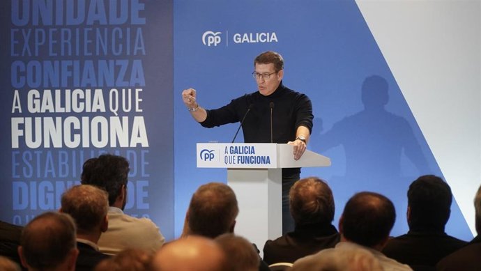 El presidente nacional del PP, Alberto Núñez Feijóo, interviene durante un mitin de campaña, en el Hotel Attika21 As Galeras de Oleiros, a 8 de febrero de 2024, en Oleiros, A Coruña, Galicia (España). Este es uno de los actos previos a los comicios gall