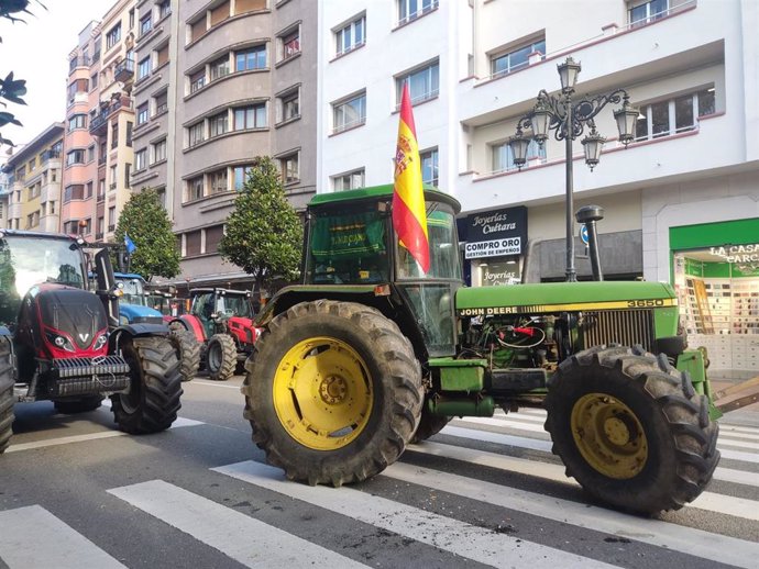 Ganaderos y agricultores asturianos continúan colapsando Oviedo, donde han pasado la noche tras la tractorada de este jueves.