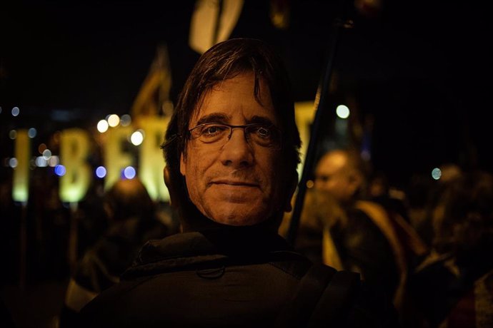 Archivo - Un manifestante porta una mascara de Puigdemont durante la manifestación convocada por Tsunami Democratic.