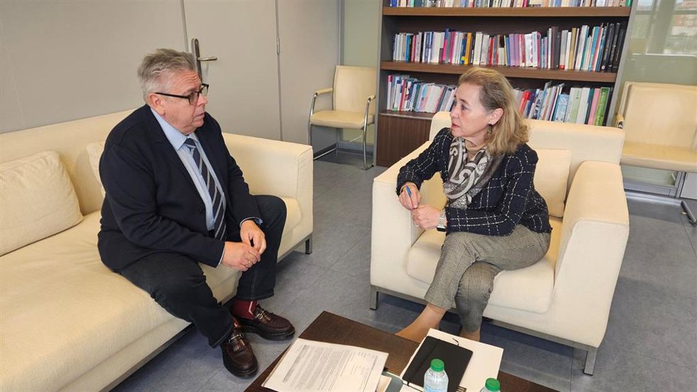 La consejera de Educación, Ciencia y Formación Profesional, María Mercedes Vaquera, se reúne con el eurodiputado Ignacio Sánchez Amor