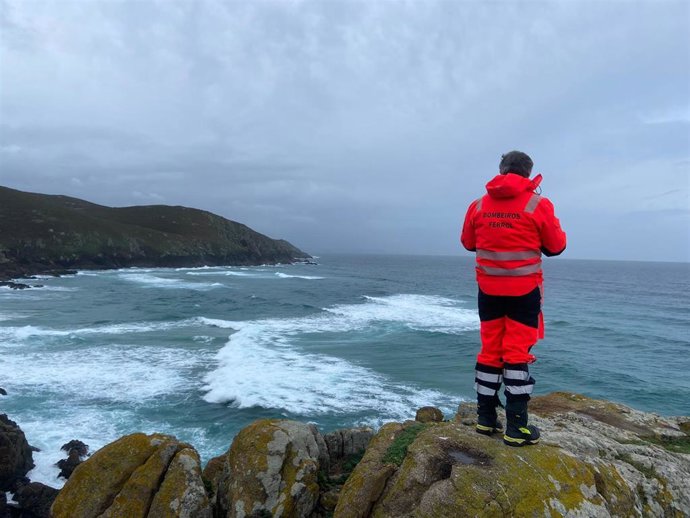 Efectivos de Ferrol se suman a las labores de búsqueda del hombre desaparecido en el mar en A Coruña.