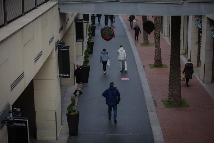 Archivo - Persones en un centre comercial