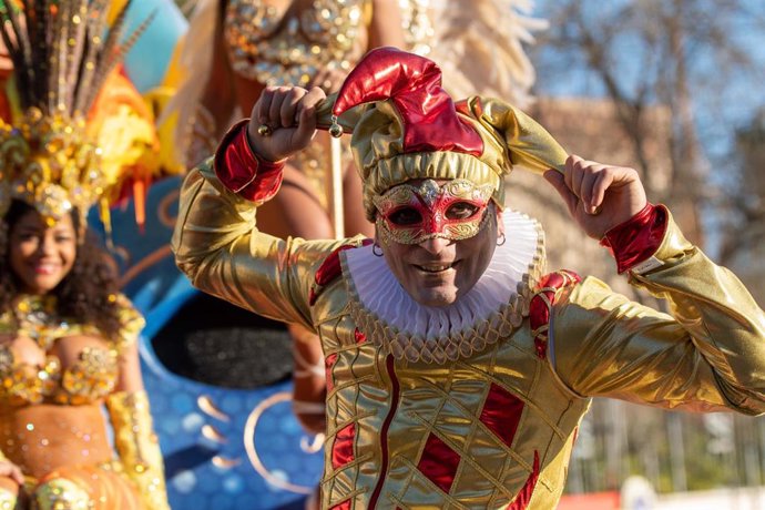 Archivo - Un hombre disfrazado en PortAventura World durante el Carnaval del año pasado
