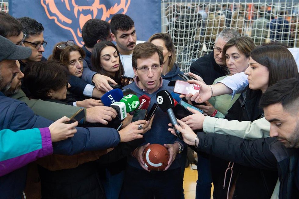 El alcalde de Madrid, José Luis Martínez-Almeida, atiende a los medios de comunicación durante el entrenamiento Mini Monsters, en GO fit Vallehermoso, a 9 de febrero de 2024