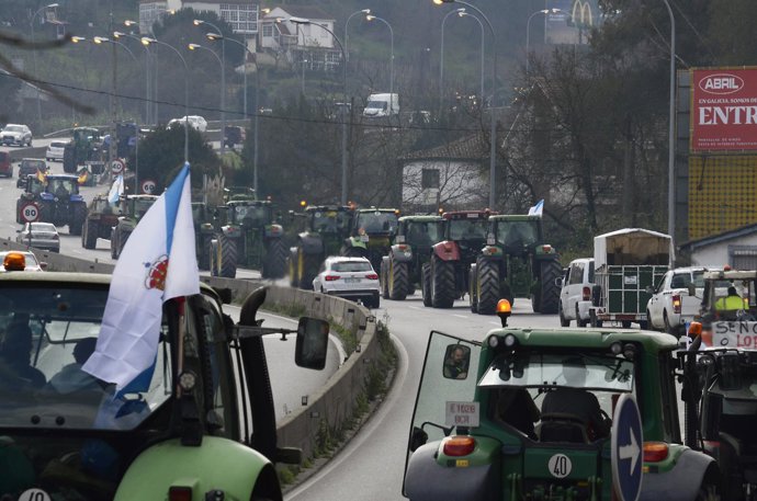 Varios tractores de agricultores llegan a Ourense durante una manifestación en la segunda jornada de protestas, a 7 de febrero de 2024 en Ourense, Galicia (España). 