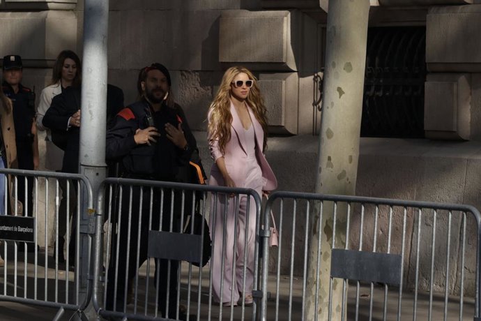 Archivo - La cantante Shakira (1d), a su salida de la Audiencia Nacional el día que comienza su juicio, a 20 de noviembre de 2023, en Barcelona, Catalunya (España). La defensa de Shakira ha alcanzado un pacto con las acusaciones a las puertas del juicio