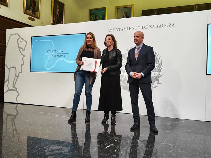 La alcaldesa de Zaragoza, Natalia Chueca, ha reconocido a un total de 99 empresas de Zaragoza