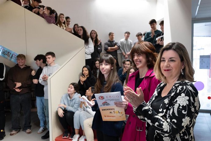 La consejera de Educación, Ciencia y Universidades del Gobierno de Aragón, Claudia Pérez Forniés, y la escritora Irene Vallejo, en la inauguración de la Biblioteca 'Irene Vallejo' del CPI 'Rosales del Canal'.