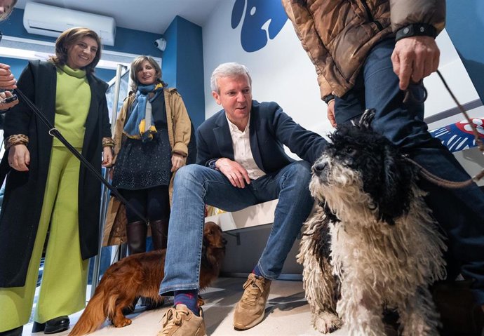 El presidente de la Xunta y candidato del PPdeG a la reelección, Alfonso Rueda, visita una clínica veterinaria en Ponteareas.