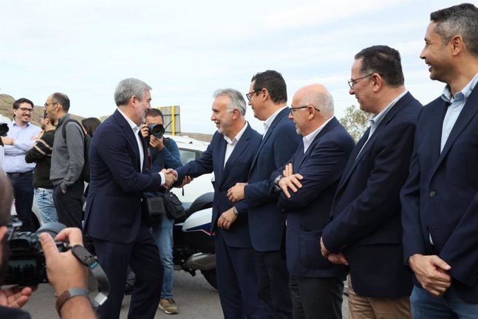 El ministro canario Ángel Víctor Torres saluda al presidente de Canarias, Fernando Clavijo, durante la inauguración de un nuevo trama de la carretera de La Aldea, en Gran Canaria