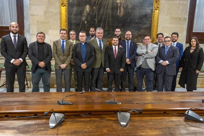El alcalde de Sevilla recibe a la hermandad de La Milagrosa en el Consistorio.