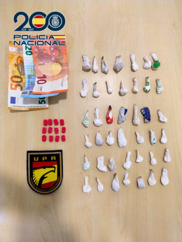 Pertenencias y drogas incautadas al detenido