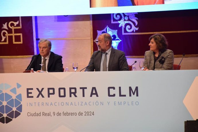 La consejera de Economía, Empresas y Empleo, Patricia Franco, el rector, Julián Garde, y el alcalde de Ciudad Real, Francisco Cañizares, en la inauguración del Foro 'Exporta CLM'.