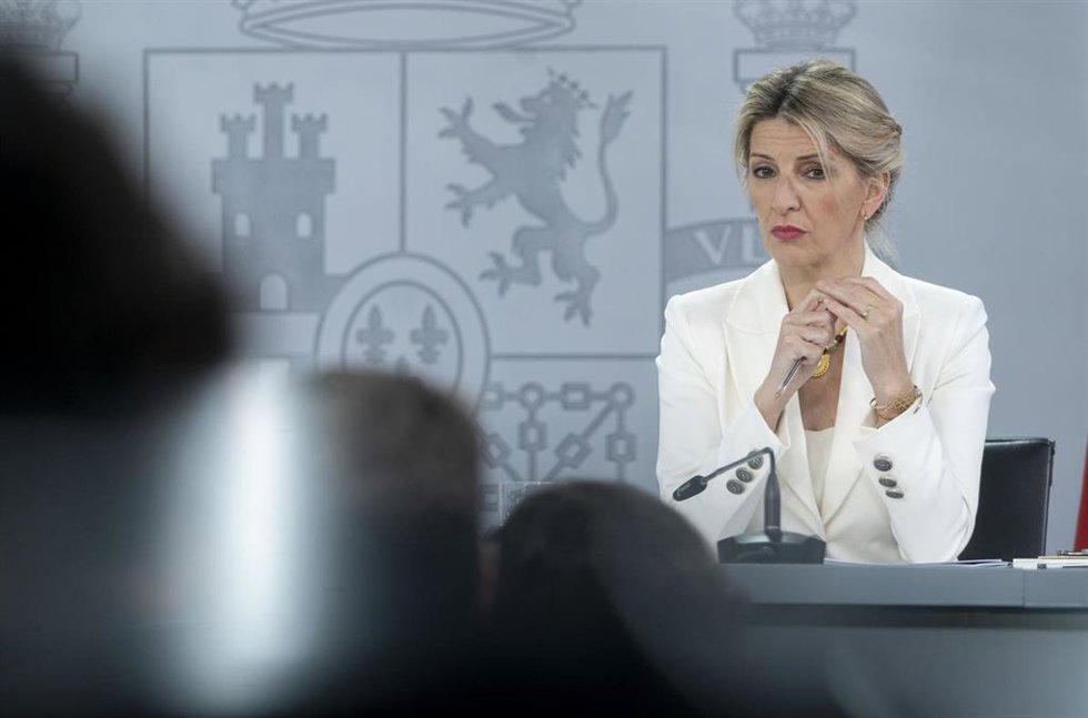 La vicepresidenta segunda y ministra de Trabajo y Economía Social, Yolanda Díaz, durante rueda de prensa posterior al Consejo de Ministros, en el Palacio de la Moncloa, a 6 de febrero de 2024, en Madrid (España). 