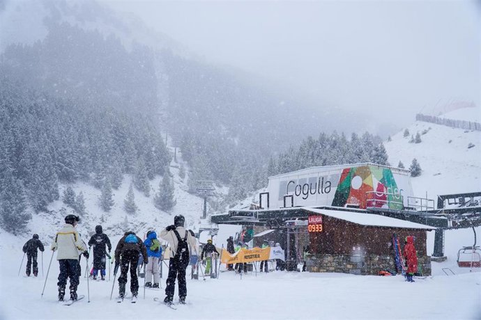 La nieve cubre la estación de esquí de Cerler Aramón