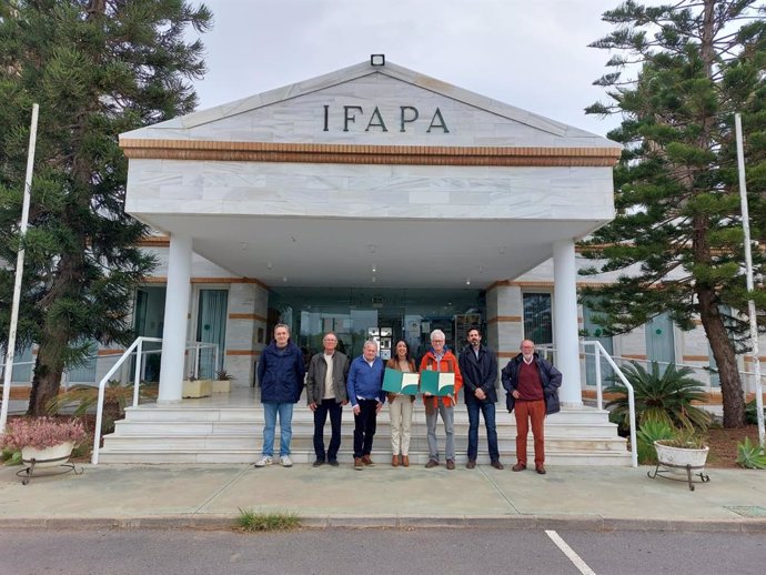 El Ifapa y Grupo Ecologista Mediterráneo firman un convenio para identificar las variedades tradicionales de uva de mesa en Almería