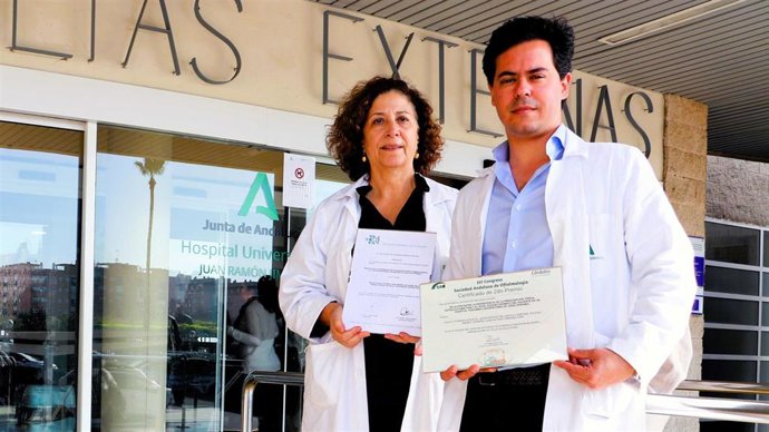 Los autores del estudio del Hospital Juan Ramón Jiménez sobre el glaucoma mostrando los dos premios conseguidos.