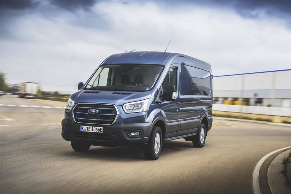 La furgoneta Ford E-Transit es la más vendida en España de su segmento en 2023, con un 55% de cuota de mercado.