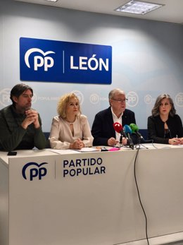 De izquierda a derecha, los parlamentarios nacionales del PP Jorge García Vega, Silvia Franco, Antonio Silván y Asunción Mayo, durante la rueda de prensa.