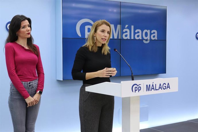 La vicesecretaria de Sociedad del Bienestar del PP de Málaga, Lucía Yeves, y la parlamentaria andaluza, Loli Caetano, en rueda de prensa.