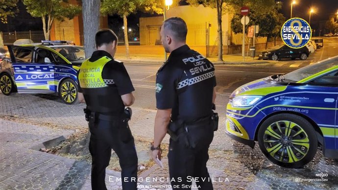 Archivo - Dos agentes de la Policía Local en la calle Torneo, en una imagen de recurso.
