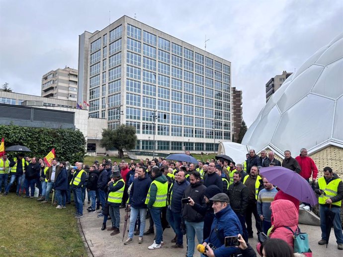 Unos 150 agricultores se concentran ante la Delegación del Gobierno en Castilla y León