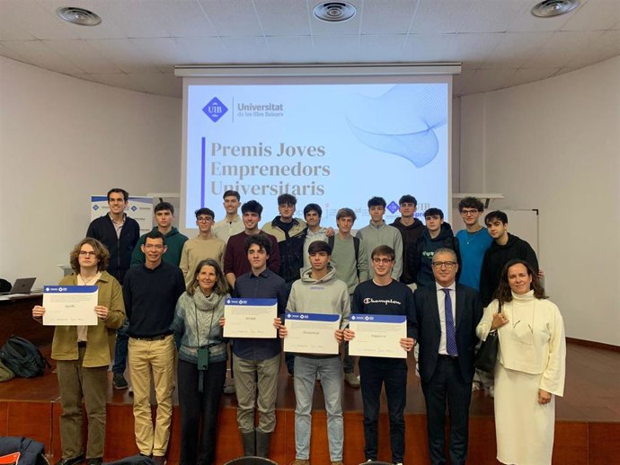 Foto de familia con los ganadores de los I Premios Iemprnjove Joves Emprenedors Universitaris (JEU), este viernes, durante la ceremonia de entrega.