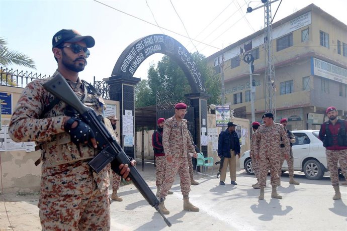 Fuerzas de seguridad paquistaníes durante las elecciones generales de 2024 