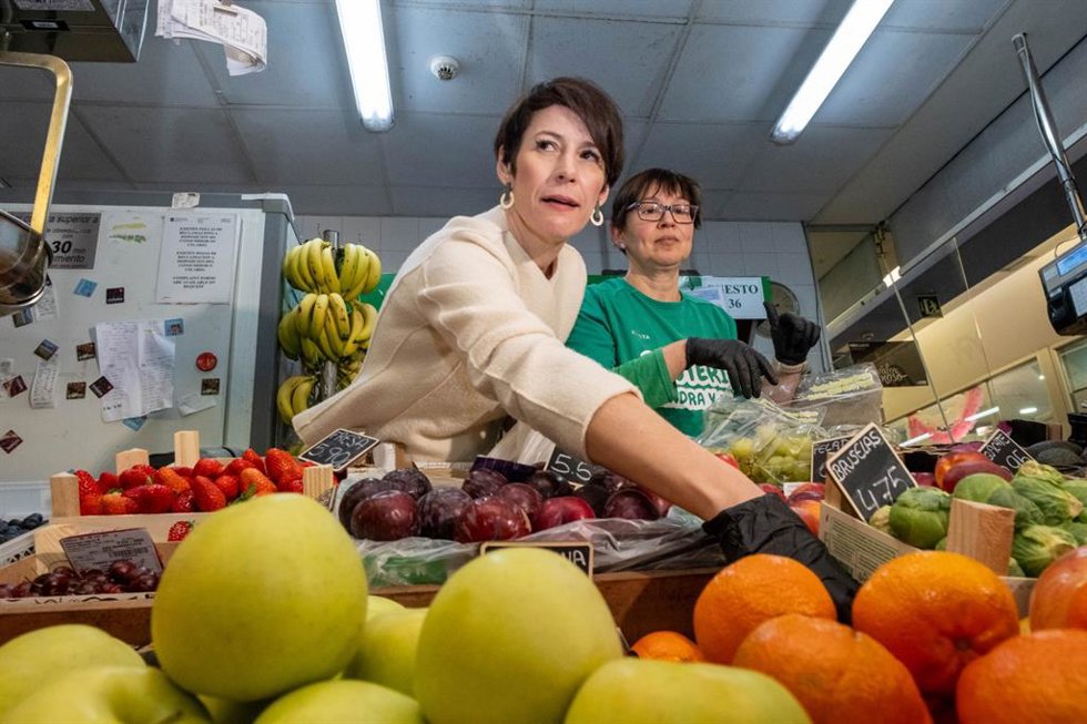 La candidata del BNG a la Presidencia de la Xunta, Ana Pontón, durante su visita al Mercado de Elviña, en A Coruña