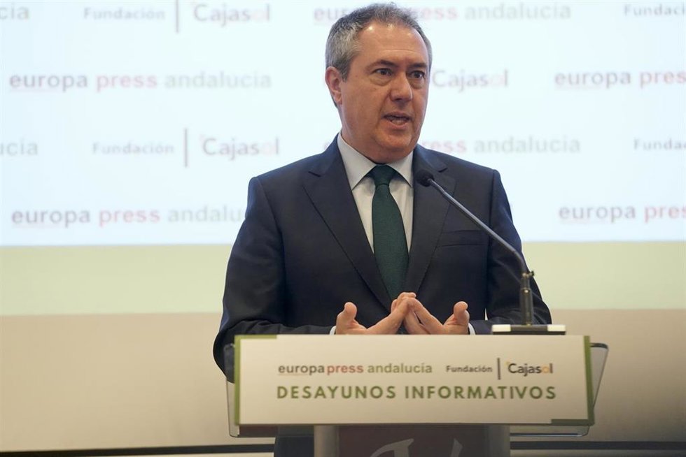 El secretario general del PSOE-A y portavoz del Grupo Socialista en el Senado, Juan Espadas, durante su intervención en el desayuno informativo. A 09 de febrero de 2024, en Málaga (Andalucía, España). El secretario general del PSOE-A y portavoz del Grup
